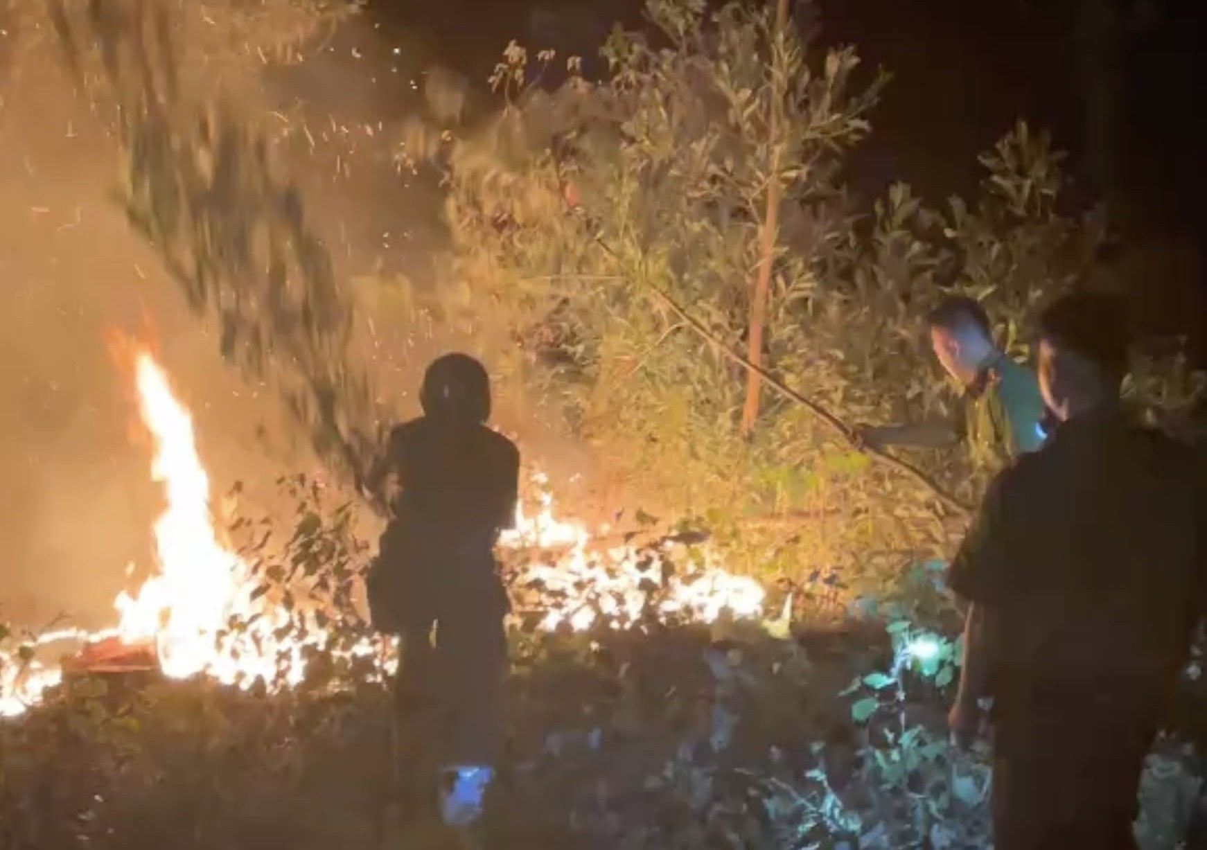 Hundreds of people were mobilized to put out the fire at night in the acacia forest area in Phuc Loc commune, Nghe An province. Photo: Ngoc Anh