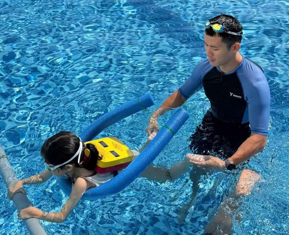 Khanh Hoa ouvre un cours de natation gratuit pour enfants pendant l'été. Photo: Police fournie