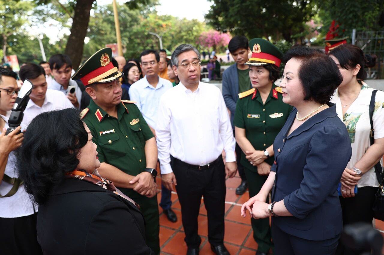Phó Thủ tướng Phạm Thị Thanh Trà trao đổi với các đại biểu về việc tìm kiếm hài cốt các liệt sĩ. Ảnh: Anh Tú