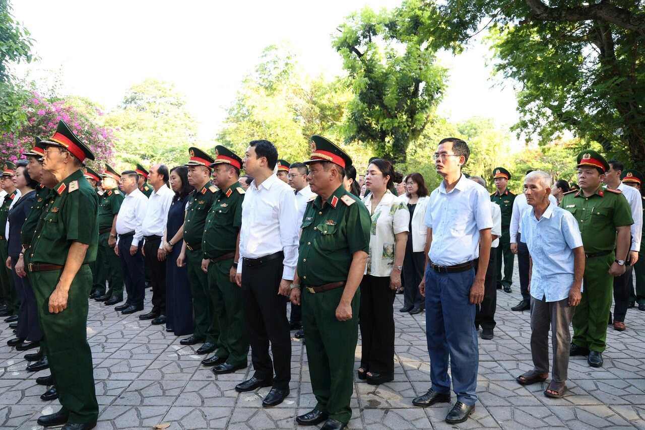 Các đại biểu thực hiện nghi thức mặc niệm, tưởng nhớ các anh hùng liệt sĩ. Ảnh: Anh Tú