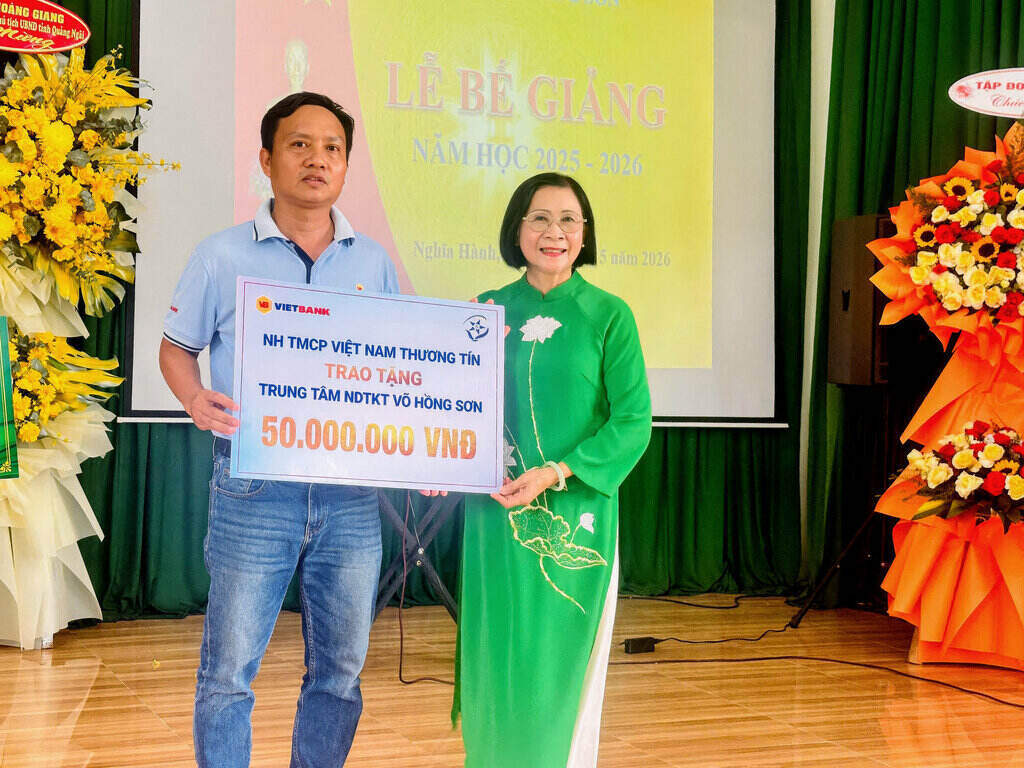 Vietbank representative donates 50 million VND to support Vo Hong Son Center for Nurturing Disabled Children. Photo: Source Vietbank