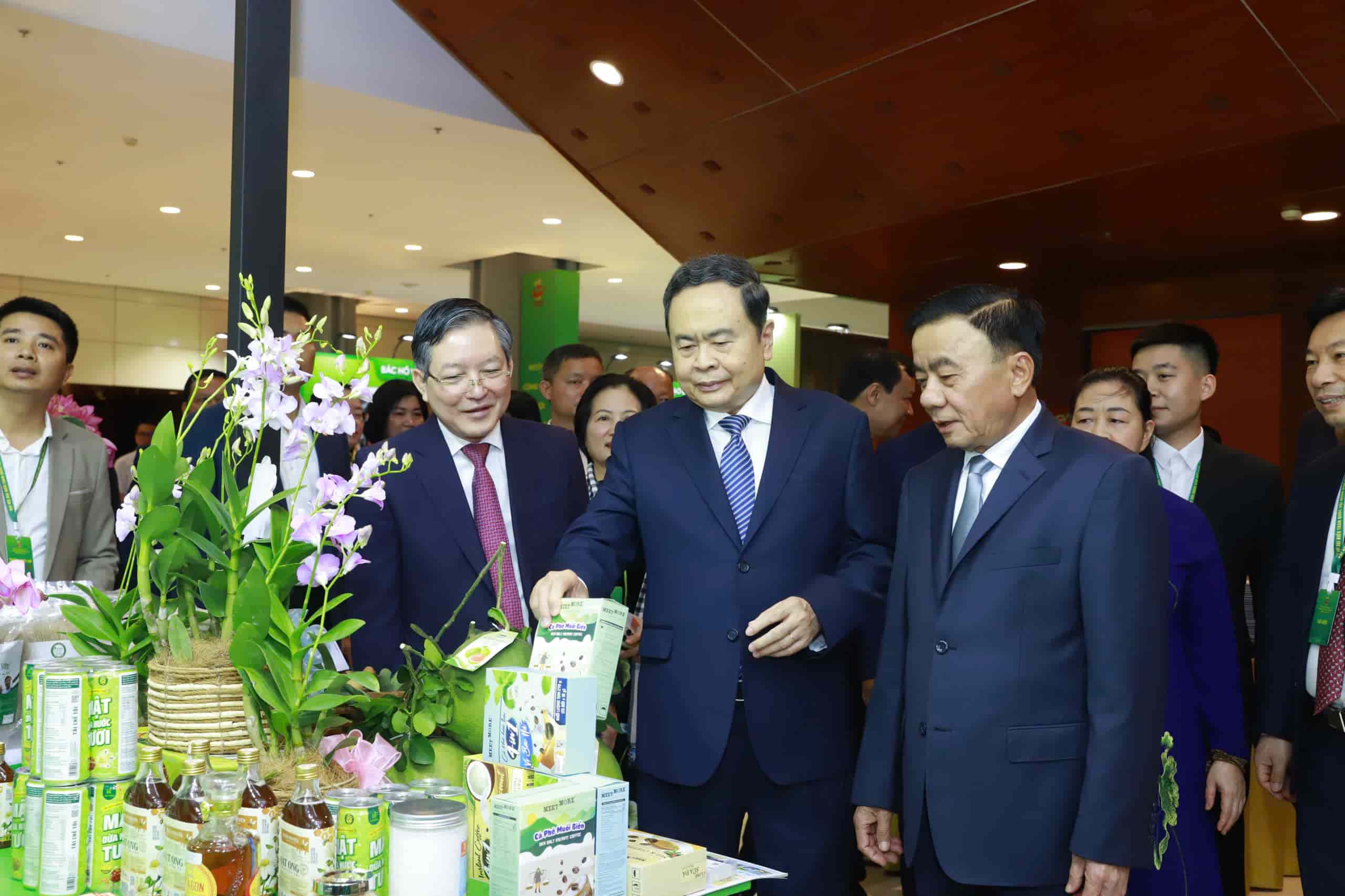 Comrade Tran Thanh Man - Member of the Politburo, Chairman of the National Assembly (middle of the photo); Comrade Tran Cam Tu, Member of the Politburo, Permanent Secretary of the Secretariat (right of the photo); Comrade Luong Quoc Doan, Member of the Party Central Committee, Chairman of the Vietnam Farmers' Union Central Committee visit the booth of agricultural products and specialties of farmers introduced on the sidelines of the IX Congress. Photo: Pham Hung.