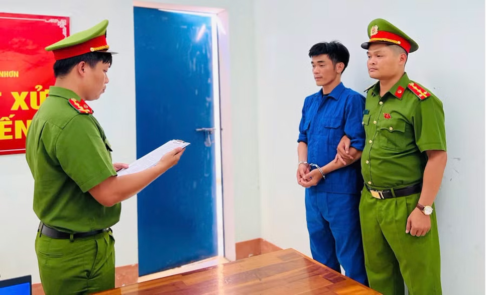 Cơ quan CSĐT Công an tỉnh Gia Lai thi hành lệnh bắt giữ đối tượng Trần Văn Thắng. Ảnh: Công an