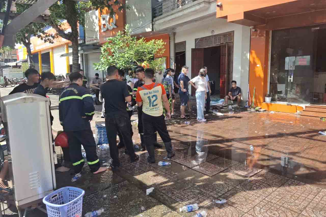 Đến 8h30 đám cháy đã được khống chế. Ảnh: Trần Tuấn