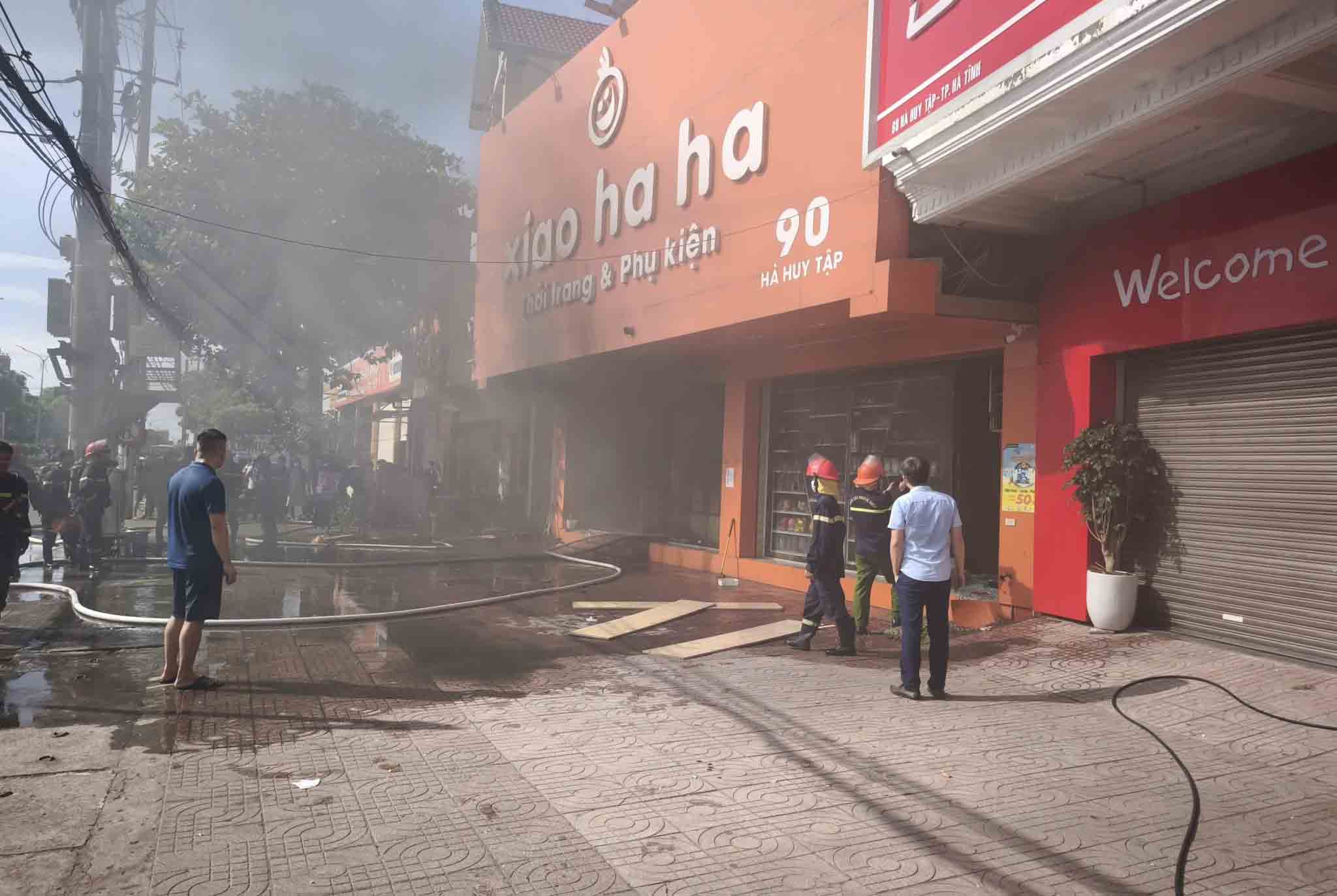 Scene of the fire at Xiao Ha Ha fashion store on Ha Huy Tap street, Thanh Sen ward, Ha Tinh province. Photo: Hoang Anh
