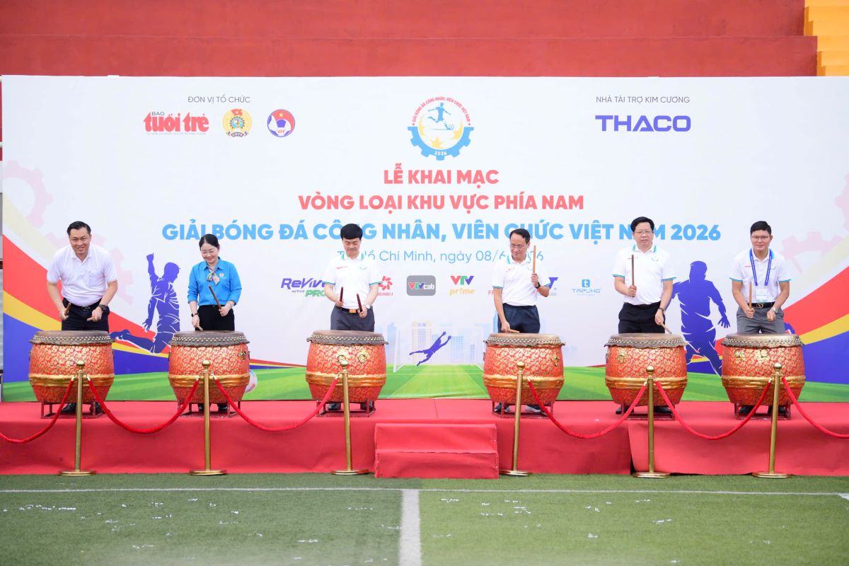 Delegates perform the opening ceremony of the Southern qualifying round of the 2026 Vietnam Workers and Civil Servants Football Tournament. Photo: Dinh Quang