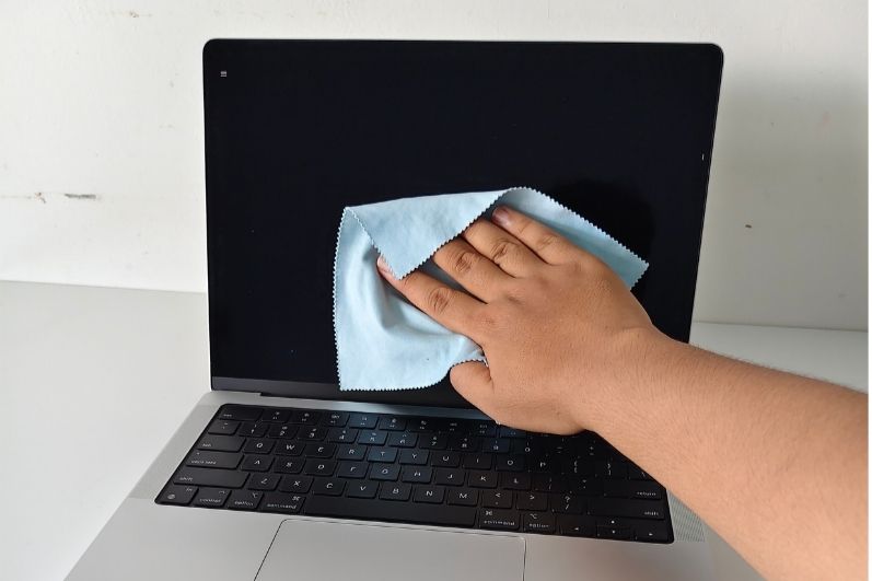 Computer screens need to be properly cleaned to avoid damage. Graphics: Bach Duong