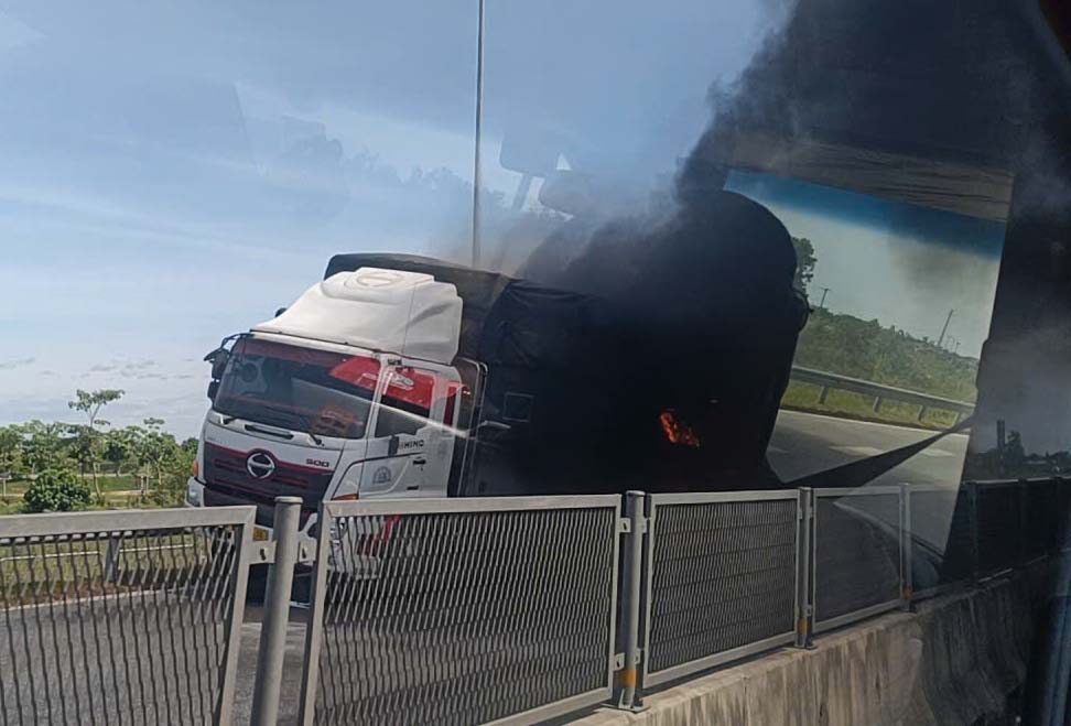 The truck caught fire on the highway in Ha Tinh on the morning of June 8. Photo: Hoang Anh