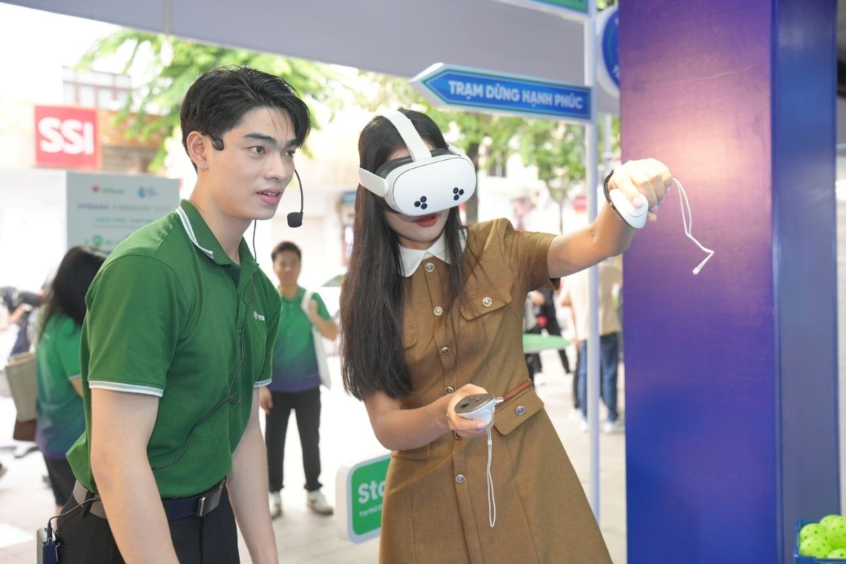 Khách hàng hào hứng tham gia minigame nhận quà tại Ngày không tiền mặt 2025. Ảnh VPBank