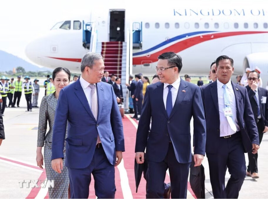 Member of the Party Central Committee, Minister of Industry and Trade Le Manh Hung welcomes Cambodian Prime Minister Samdech Moha Borvor Thipadei Hun Manet at Noi Bai International Airport. Photo: VNA