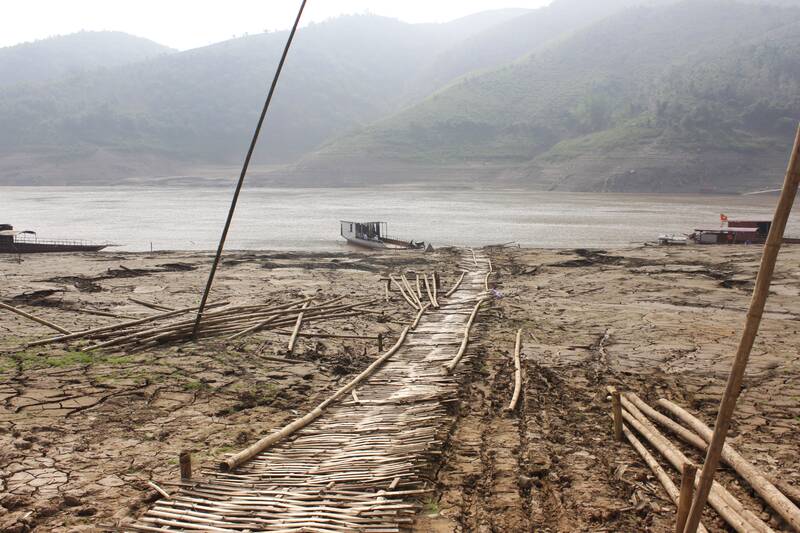 Van Yen ferry terminal, on National Highway 43 across the Da River, Son La province, temporarily suspended operations from June 8. Photo: Truong Son