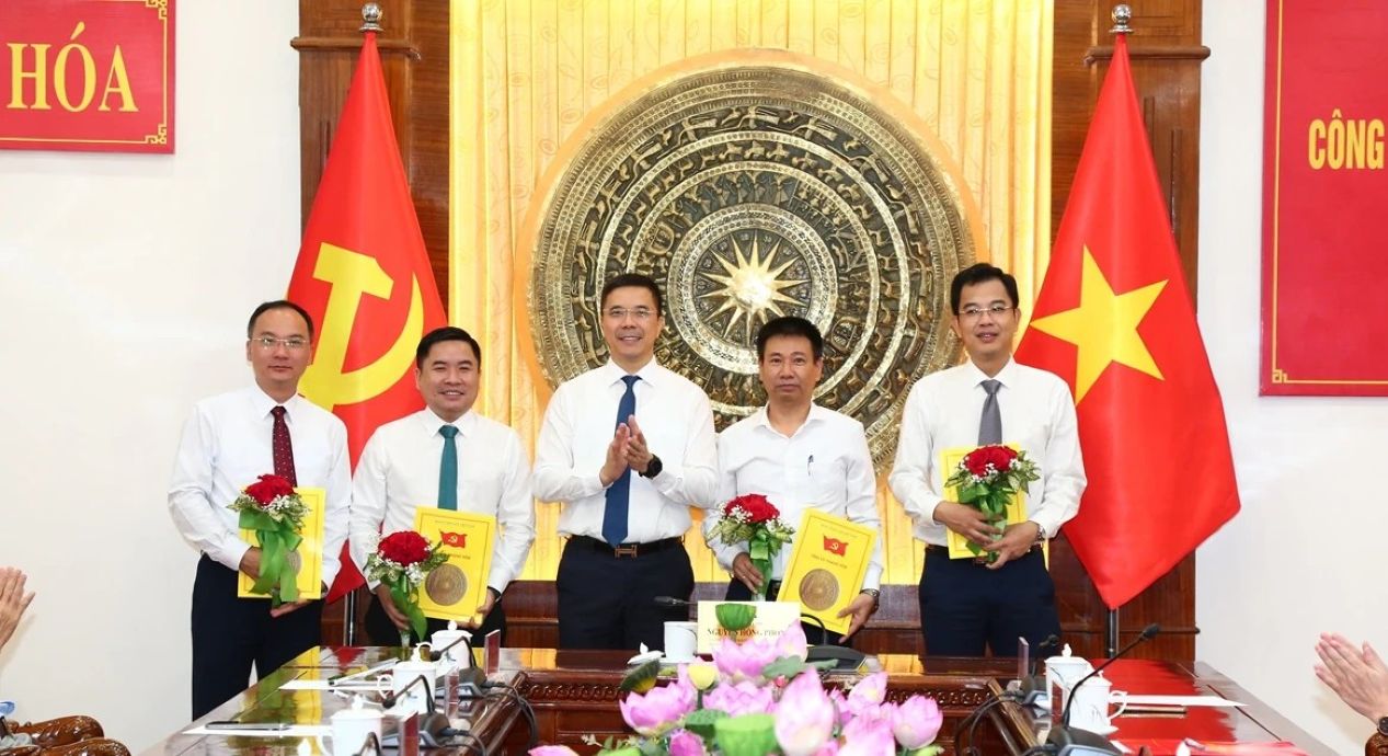 Mr. Nguyen Hong Phong - Alternate Member of the Party Central Committee, Standing Deputy Secretary of the Provincial Party Committee, Chairman of Thanh Hoa Provincial People's Council presents decisions to comrades who have been received, transferred, and appointed. Photo: Quoc Huong