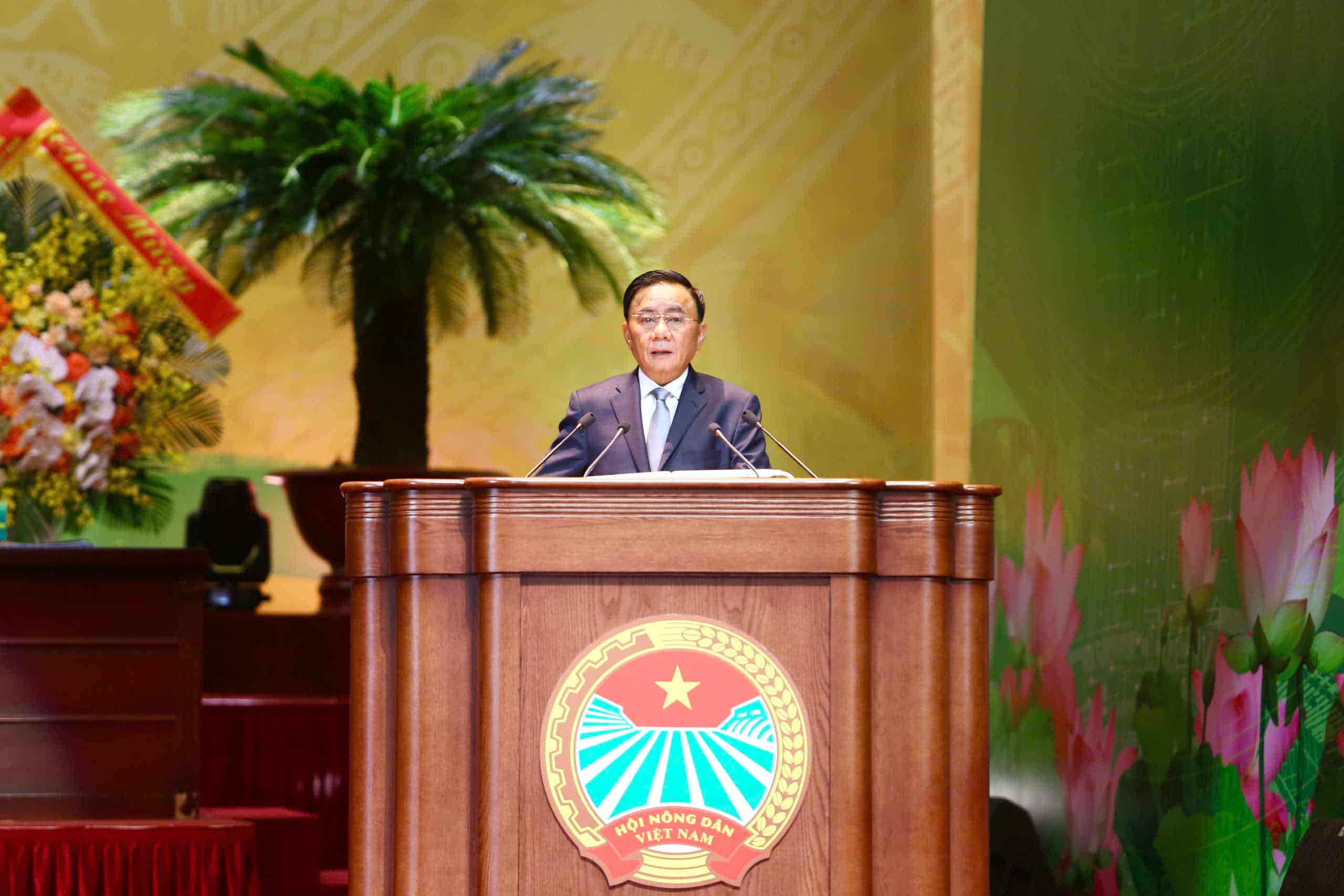 Comrade Tran Cam Tu - Member of the Politburo, Standing Secretary of the Secretariat of the Party Central Committee delivered a directive speech at the IX National Congress of the Vietnam Farmers' Union on June 8. Photo: Khong Chi.