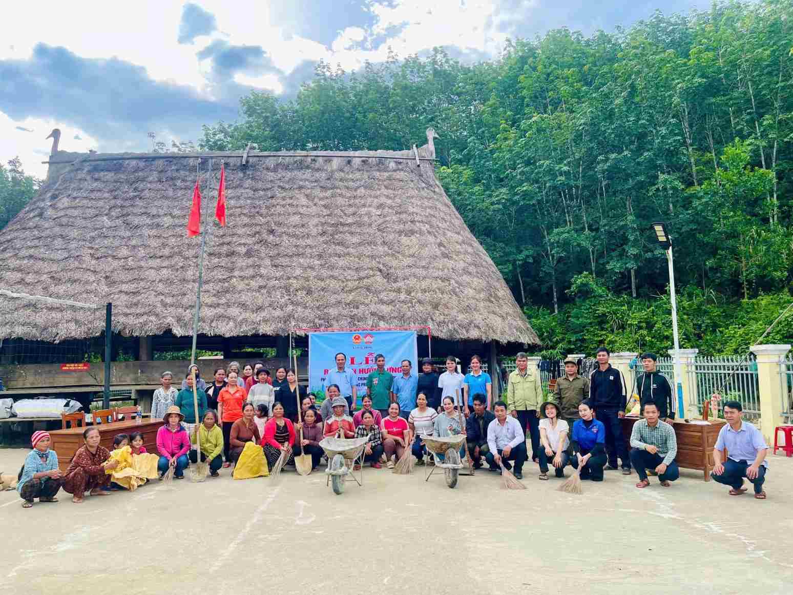 In 93 communes and wards in Da Nang, a launching ceremony was simultaneously held for the movement "All people join hands to protect the environment, for a green - clean - beautiful city of Da Nang". Photo: Anh Quan