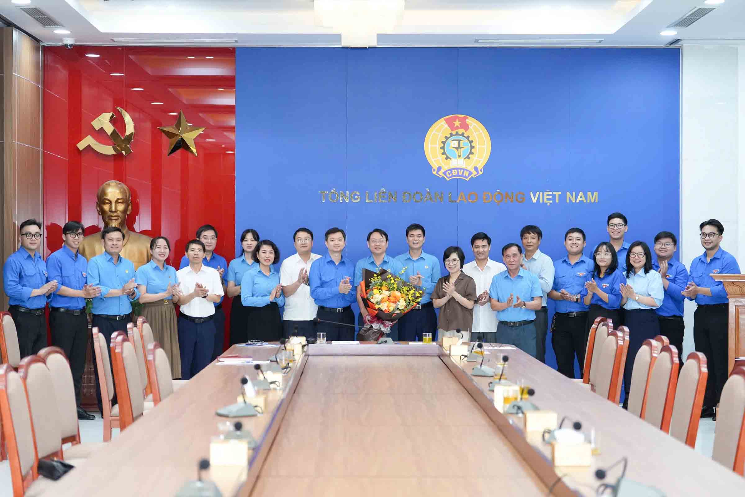 VGCL organizes Conference to Announce Decisions on personnel work, morning of June 8th. Photo: Huu Chanh