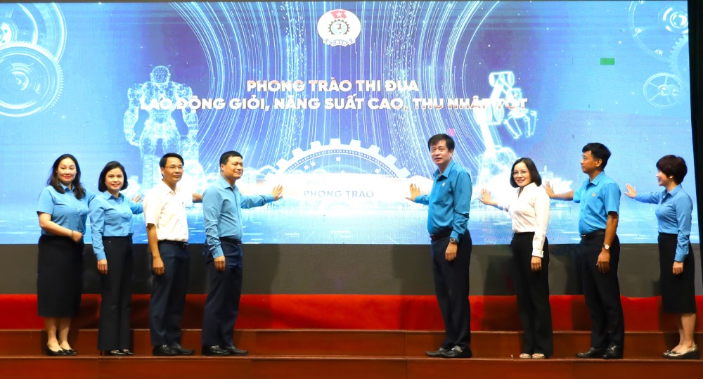 Delegates of the Construction sector perform the ceremony to launch the emulation movement. Photo: Hao Tam