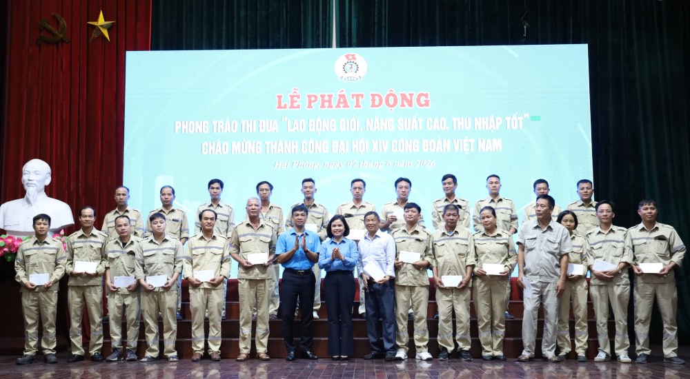 Đồng chí Âu Thị Định, Phó Chủ tịch Công đoàn Xây dựng Việt Nam và đồng chí Bùi Văn Thịnh, Phó Chủ tịch Công đoàn Tổng Công ty Xi măng Việt Nam trao quà cho đoàn viên, người lao động. Ảnh: CĐXDVN