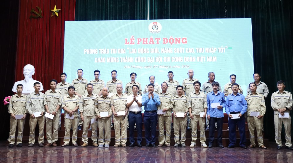 Đồng chí Nguyễn Thanh Tùng, Ủy viên Ban Chấp hành Tổng LĐLĐVN, Phó Chủ tịch Thường trực Công đoàn Xây dựng Việt Nam tặng quà người lao động. Ảnh: CĐXDVN