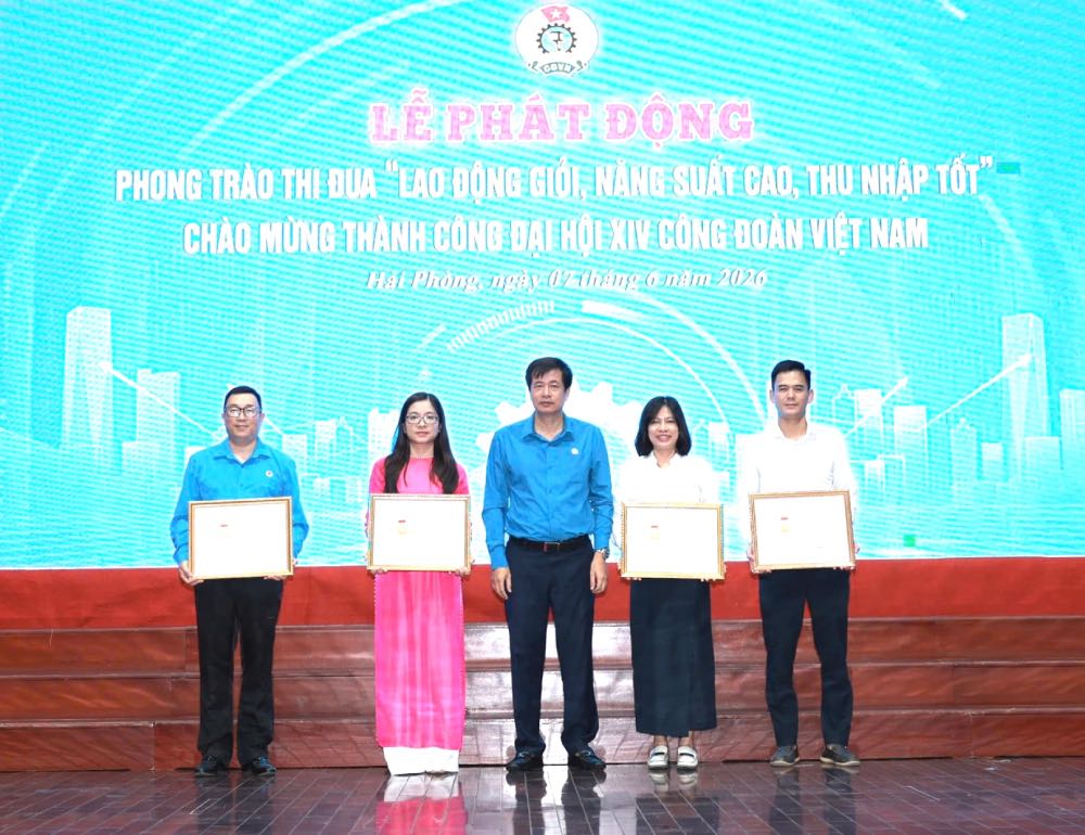 Đồng chí Phạm Hoài Phương, Ủy viên Ban Chấp hành Tổng LĐLĐVN, Ủy viên Ban Chấp hành Đảng bộ Bộ Xây dựng, Chủ tịch Công đoàn Xây dựng Việt Nam tặng Bằng lao động sáng tạo của Tổng LĐLĐVN cho các cá nhân. Ảnh: CĐXDVN