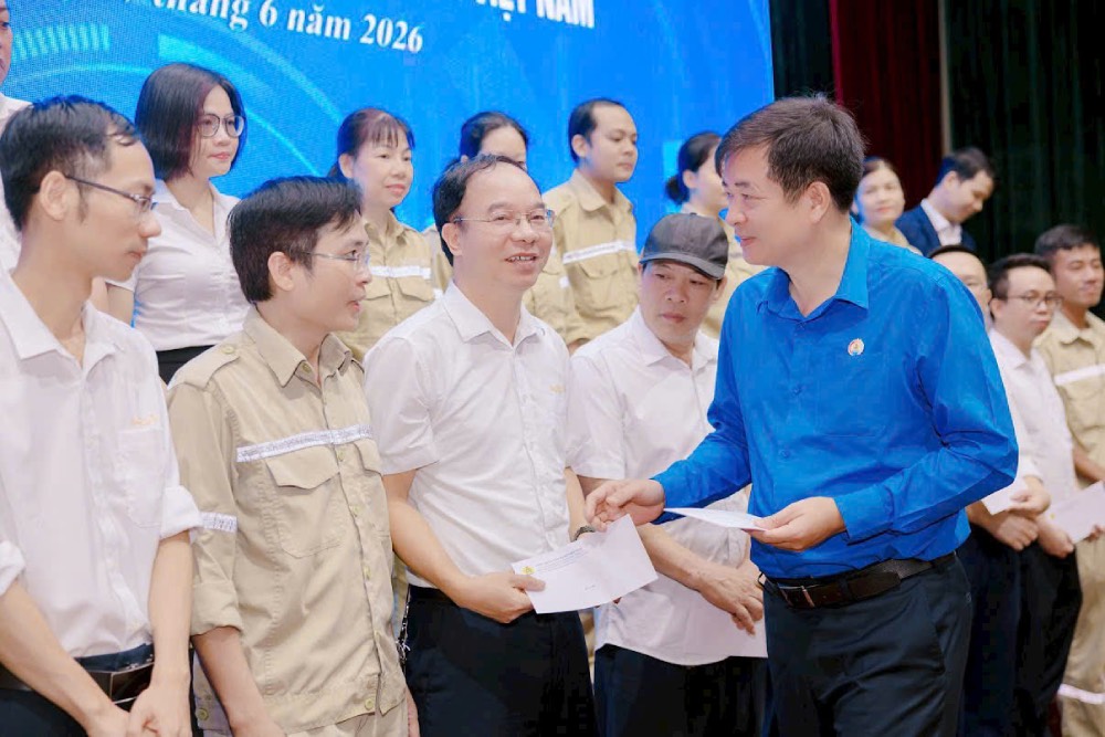 Đồng chí Phạm Hoài Phương, Ủy viên Ban Chấp hành Tổng LĐLĐVN, Ủy viên Ban Chấp hành Đảng bộ Bộ Xây dựng, Chủ tịch Công đoàn Xây dựng Việt Nam tặng quà người lao động. Ảnh: Hảo Tâm