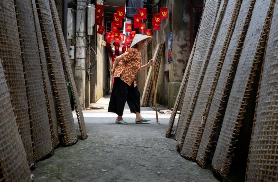 Bà cụ đi bộ. Ảnh: Don Chen