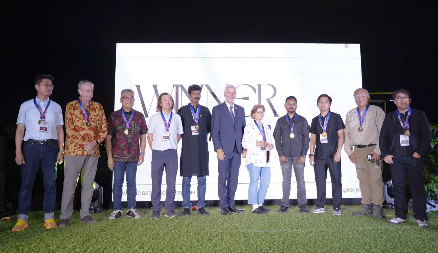 Announcing 10 selected works and authors for exhibition. Photo: Nguyen Duc