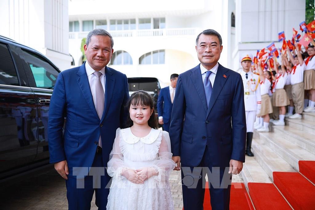Politburo Member, Prime Minister Le Minh Hung chairs the ceremony to welcome Prime Minister of the Kingdom of Cambodia Samdech Moha Borvor Thipadei Hun Manet on an official visit to Vietnam. Photo: VNA