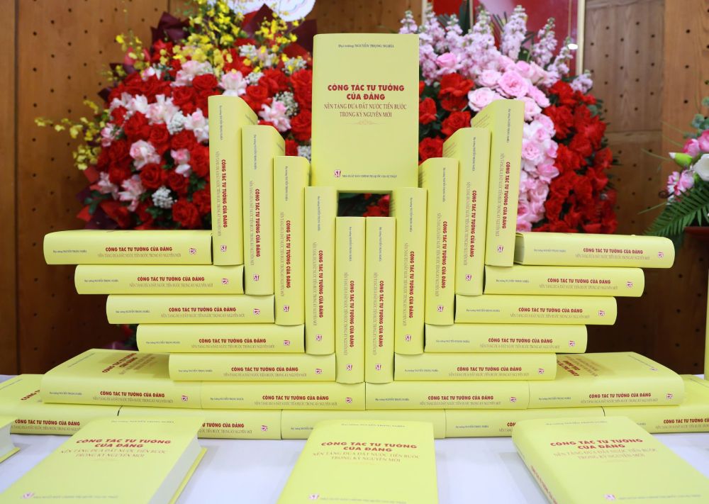 The book "Party's Ideological Work - Foundation for Moving the Country Forward in the New Era" by General Nguyen Trong Nghia. Photo: Ai Van