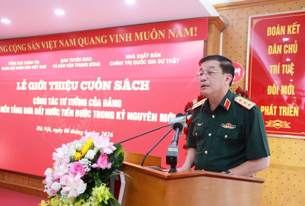 Thượng tướng Trương Thiên Tô - Phó Chủ nhiệm Tổng cục Chính trị QĐND Việt Nam - phát biểu tại buổi lễ. Ảnh: Ái Vân