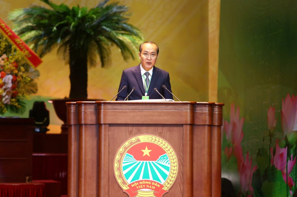 Standing Vice Chairman of the Central Vietnam Farmers' Union Phan Nhu Nguyen presents the directions, goals, and specific targets of the 2026-2031 term. Photo: DV