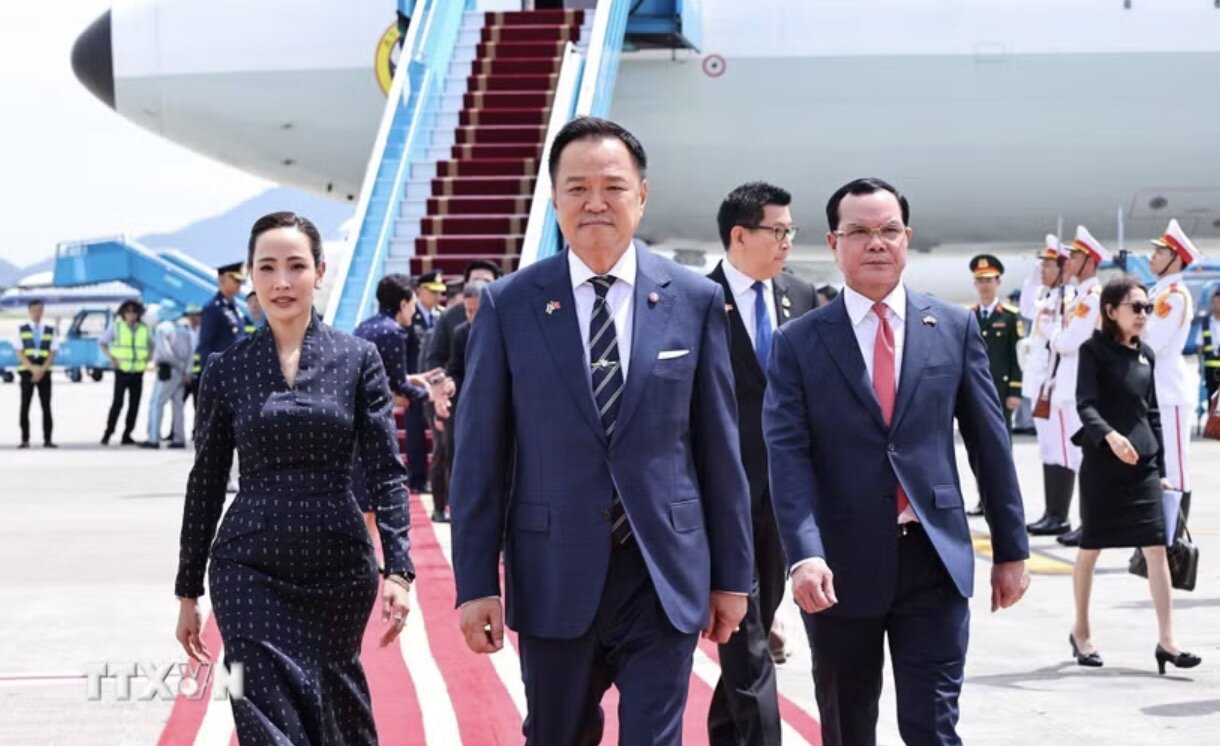 Member of the Party Central Committee, Minister of Ethnic Minorities and Religious Affairs Nguyen Dinh Khang welcomes Prime Minister of the Kingdom of Thailand Anutin Charnvirakul at Noi Bai International Airport (Hanoi). Photo: VNA