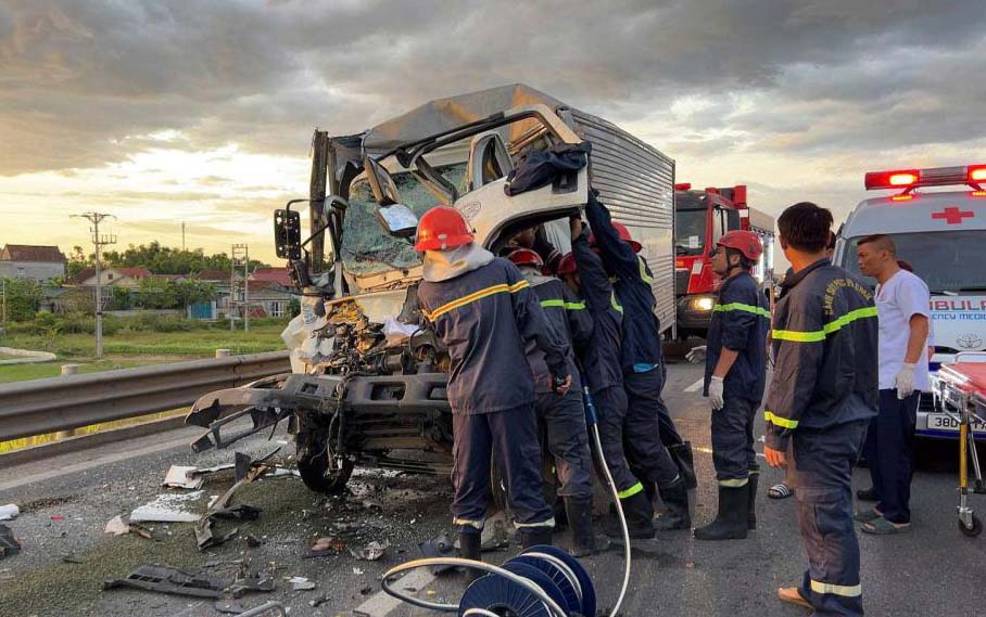 Rescue forces break down the cabin to bring the victims of the accident on the highway in Ha Tinh out. Photo: Ha Tinh Police