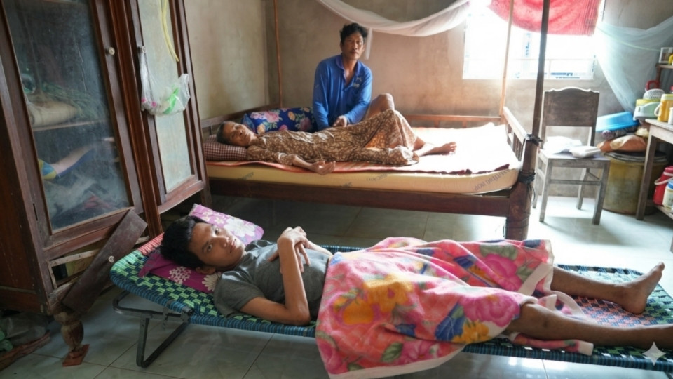 25-year-old Son An Thuan is currently bedridden due to illness, and his life depends on family care. Photo: Hoang Loc