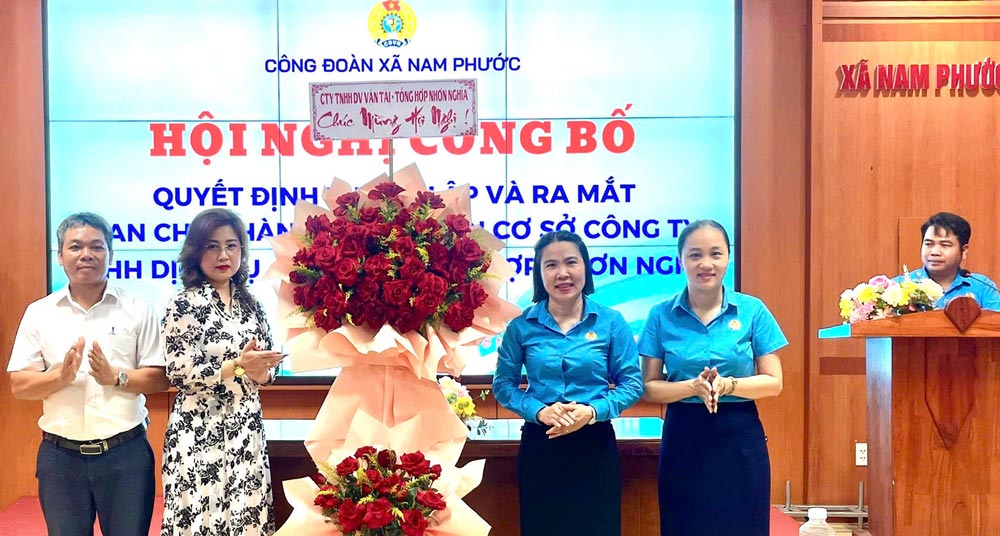 Công đoàn xã Nam Phước, thành phố Đà Nẵng tổ chức công bố quyết định thành lập Công đoàn cơ sở Công ty TNHH Dịch vụ - Vận tải tổng hợp Nhơn Nghĩa với 17 đoàn viên. Ảnh: Công đoàn Nam Phước