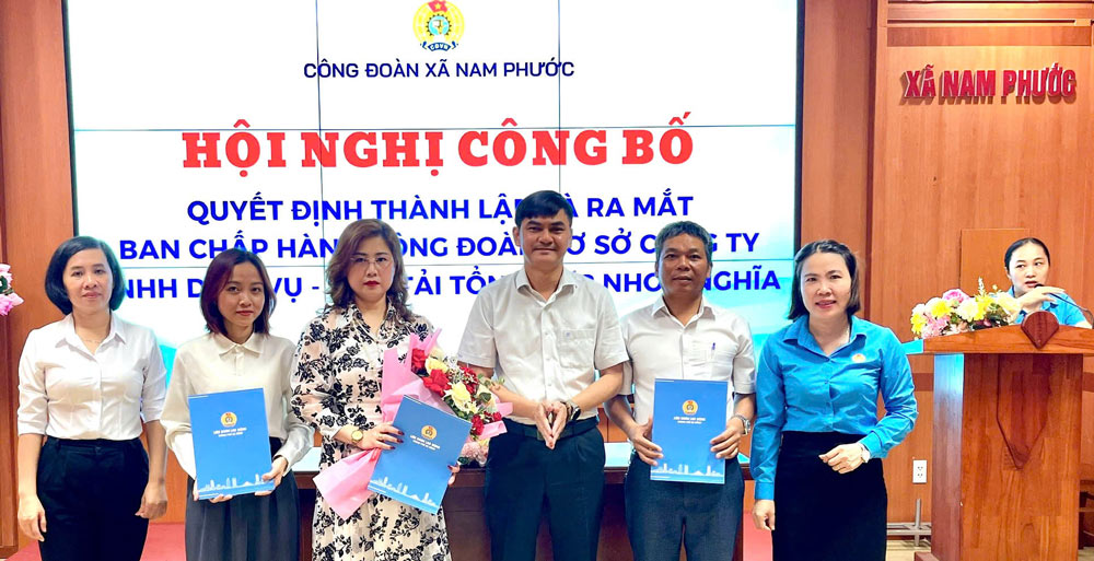 Nam Phuoc Commune Trade Union, Da Nang established a new grassroots trade union with 17 union members. Photo: Nam Phuoc Trade Union
