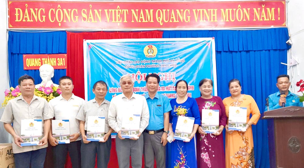 Lien Chieu Ward Trade Union, Da Nang launched the Steering Committee of the Quang Thanh 3A1 residential area self-managed worker group, propagating security and order and giving gifts to workers in difficult circumstances. Photo: Tra Van