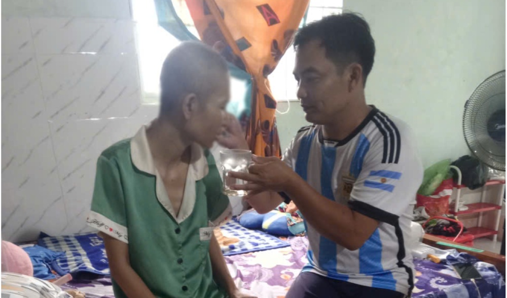 Since Ms. Hien was diagnosed with blood cancer and her health was weakened, all the burden of worries fell on Mr. Quyet's shoulders. Photo: NVCC
