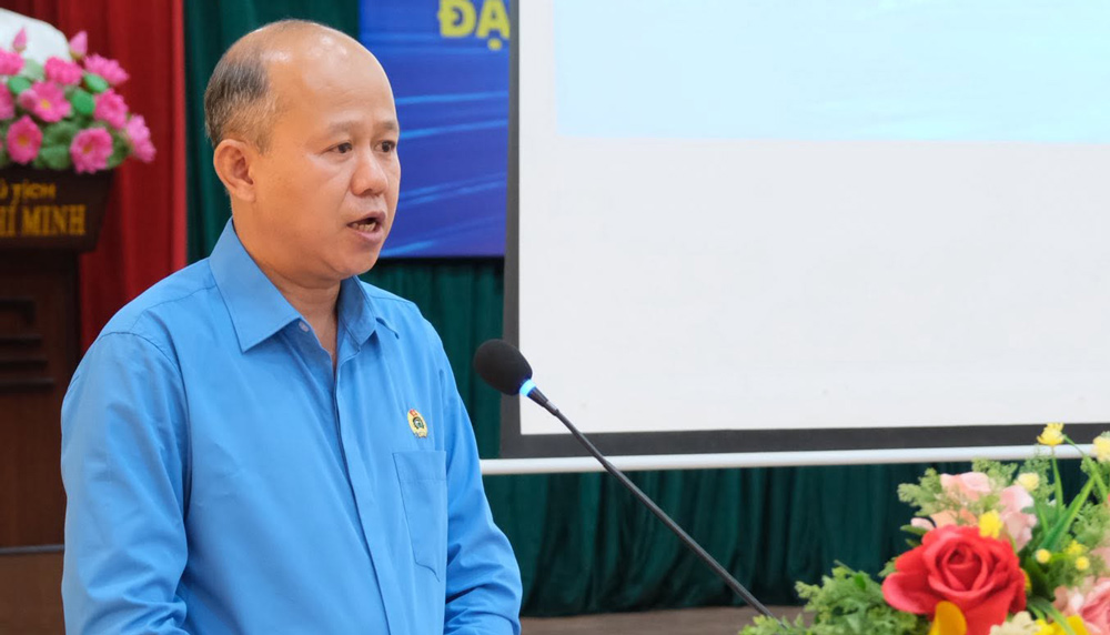 đồng chí Lê Văn Đại, Ủy viên Ban Chấp hành Tổng Liên đoàn Lao động Việt Nam, Phó Chủ tịch Thường trực Liên đoàn Lao động thành phố thông tin đến đại biểu về toàn bộ diễn tiến và kết quả Đại hội XIV Công đoàn Việt Nam. Ảnh: Công đoàn Đà Nẵng