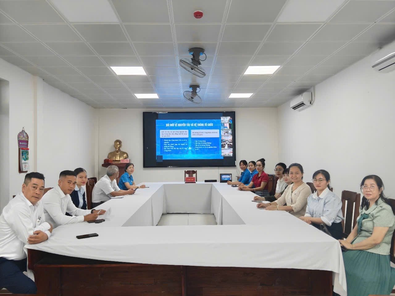 Chương trình được tổ chức trực tiếp tại cơ quan Liên đoàn Lao động thành phố kết hợp trực tuyến với 28 điểm cầu công đoàn xã, phường. Ảnh: Công đoàn Đà Nẵng