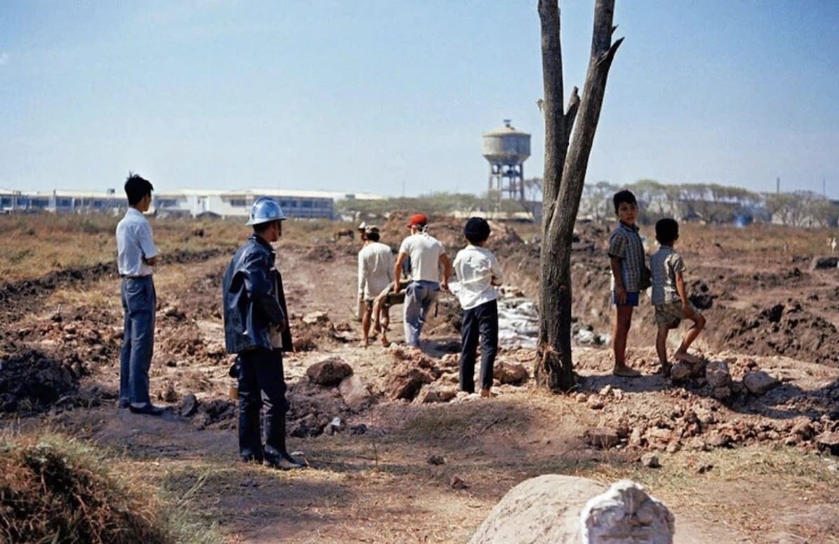 La photo a été identifiée comme ayant été prise en 1968 au lieu de sépulture des martyrs au cimetière de Đô Thành, aujourd'hui parc Lê Thị Riêng. Photo: Commandement de Hô Chi Minh-Ville