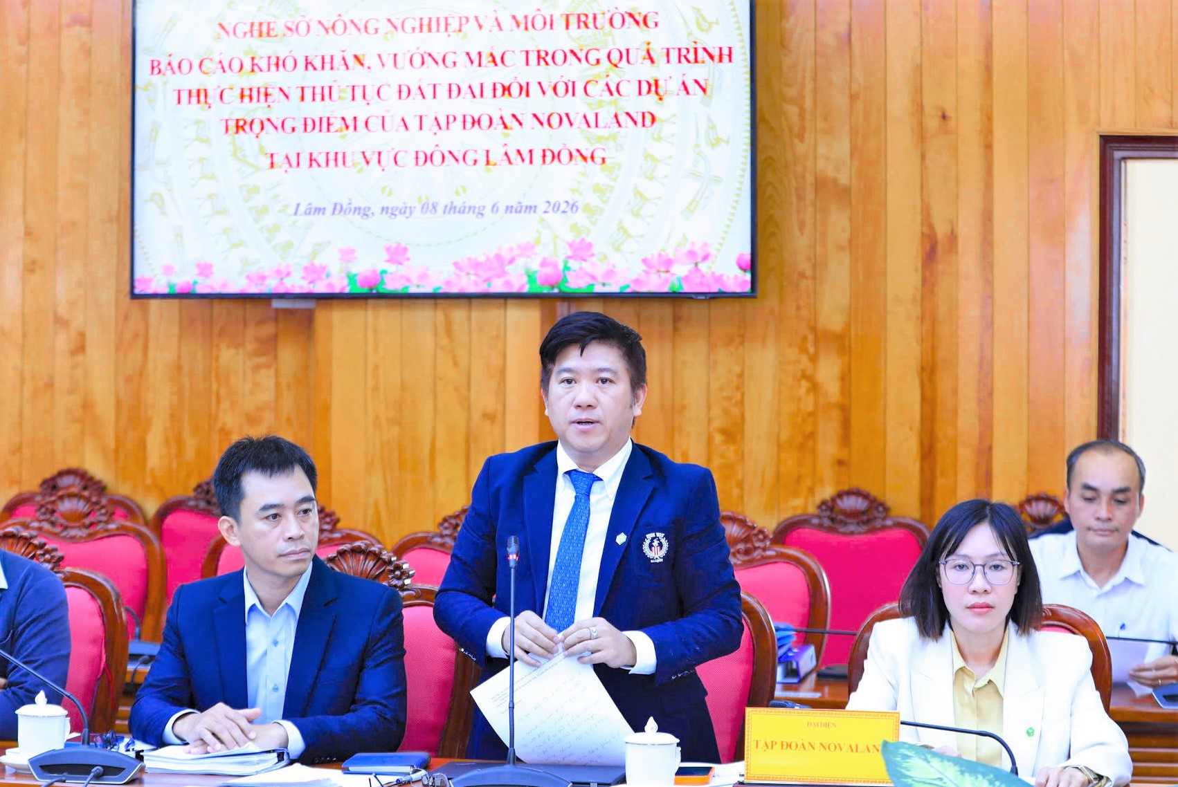 Đại diện Tập đoàn Novaland báo cáo về vướng mắc của 7 dự án khu vực phía Đông Lâm Đồng và đề xuất hướng tháo gỡ. Ảnh: Hải Đường