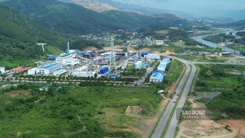 Các đơn vị đang phối hợp tháo gỡ khó khăn để bàn giao mặt bằng cho đơn vị thi công. Ảnh: Đinh Đại