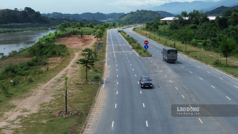 Tỉnh lộ 156 đã thông giúp cho người dân và phương tiện di chuyển thuận lợi hơn. Ảnh: Đinh Đại