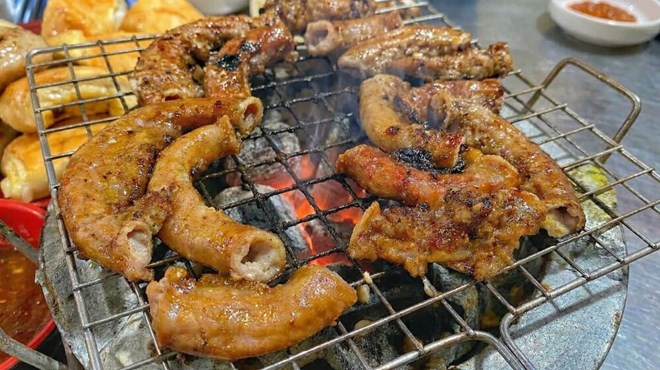 Charcoal grilling creates an attractive flavor for the dish. Photo: Tuan Dat