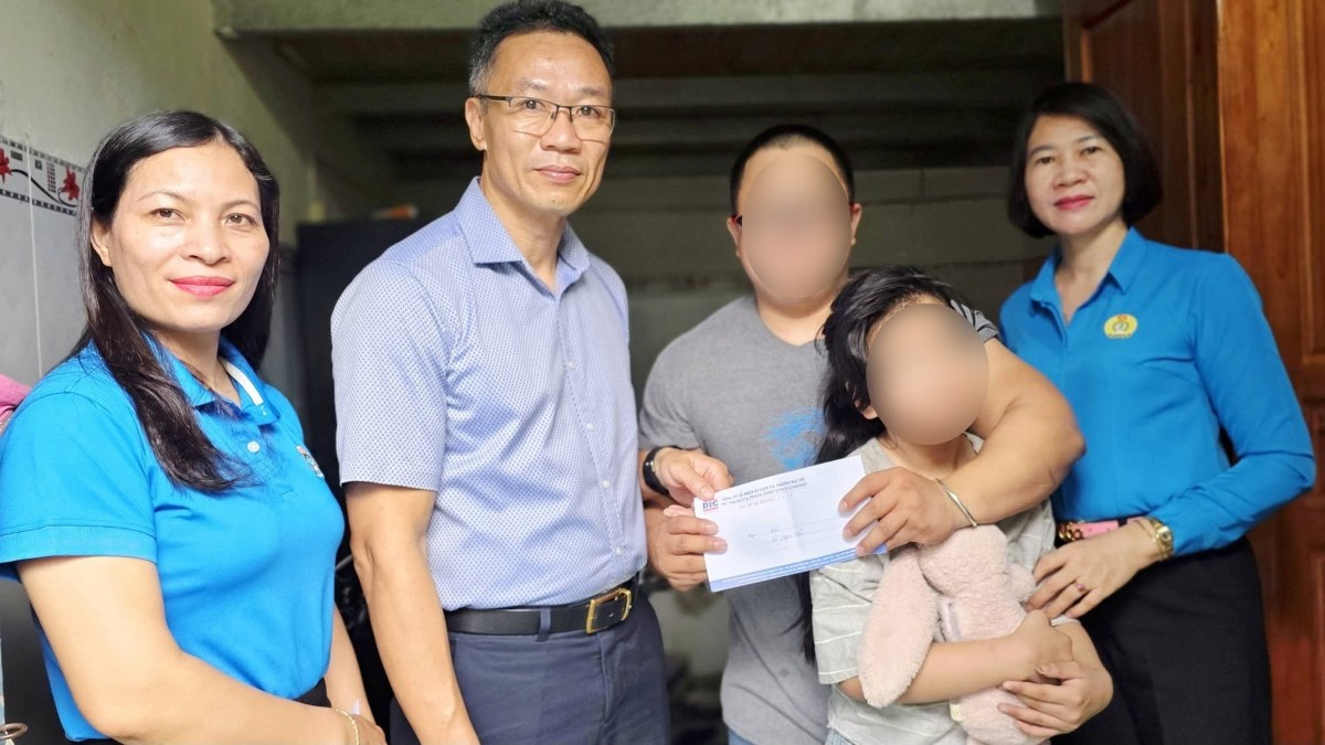 Giving gifts to support union members in difficult circumstances who are renting rooms in Ho Chi Minh City. Photo: Tuyet Mai