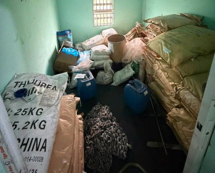 Cơ quan chức năng đã khởi tố 2 đối tượng liên quan vụ sản xuất, buôn bán hàng giả là phân bón, thuốc bảo vệ thực vật. Ảnh: Công an cung cấp