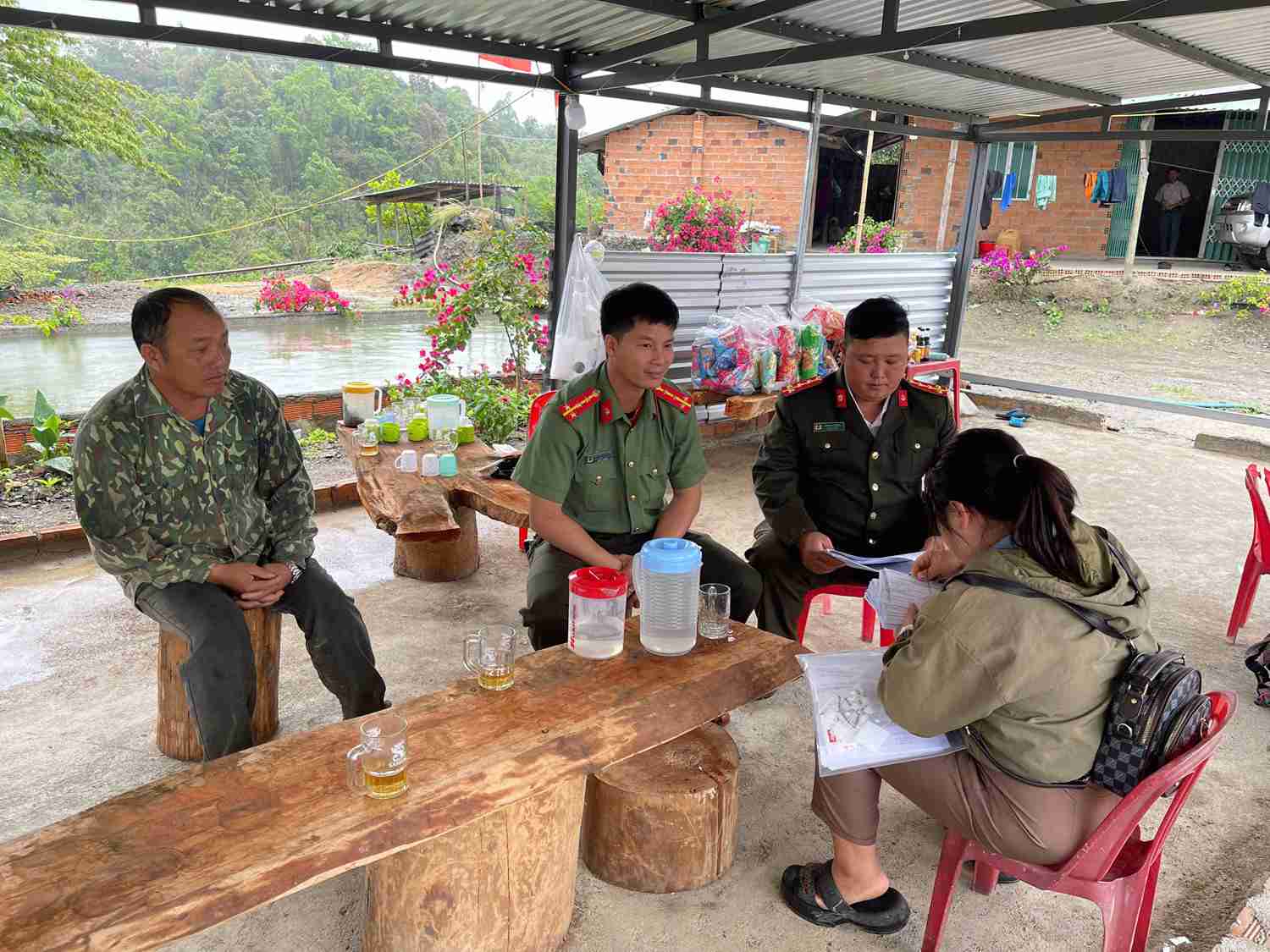Police forces conduct field surveys, persuading people to hand over land to implement the Khanh Hoa - Buon Ma Thuot expressway project. Photo: Chinh Nhan