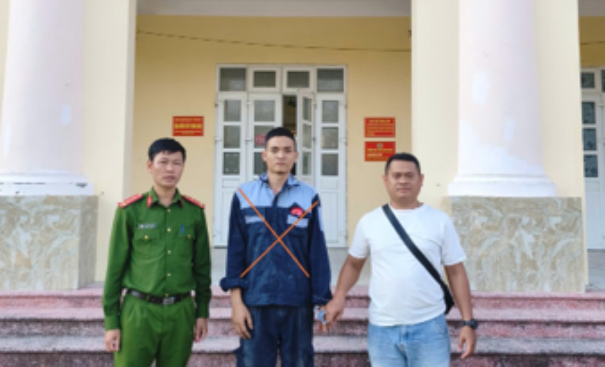Hong Quang ward police arrested wanted person Lam Hoang Phong. Photo: Ninh Binh Police