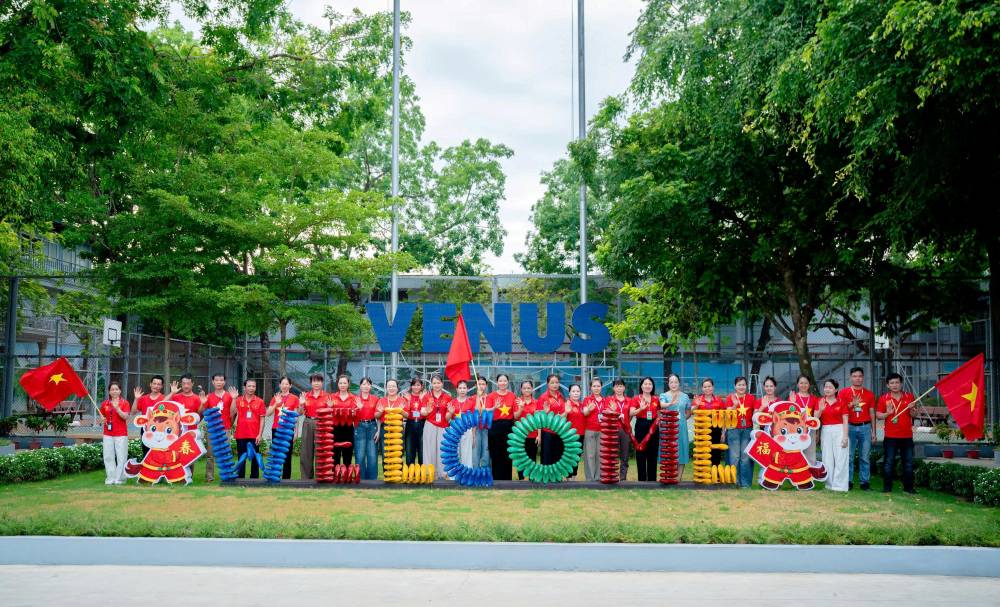 Đoàn viên, người lao động Công ty TNHH Giầy Venus Việt Nam nghiêm trang thực hiện nghi lễ trước khi vào làm việc. Ảnh: Quách Du
