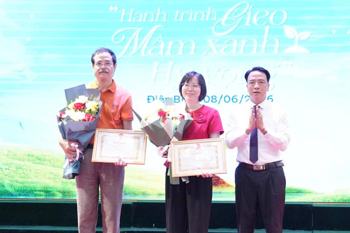 Hai Bác sĩ thuộc Trung tâm II nhận Bằng khen của Chủ tịch UBND tỉnh Điện Biên vì có thành tích xuất sắc trong hoạt động nhân đạo, khám chữa bệnh cho trẻ em khuyết tật tại Điện Biên. Ảnh: Bích Duyên